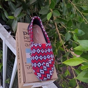 TOMS CLASSIC GEO NAVY KNIT NEW IN BOX